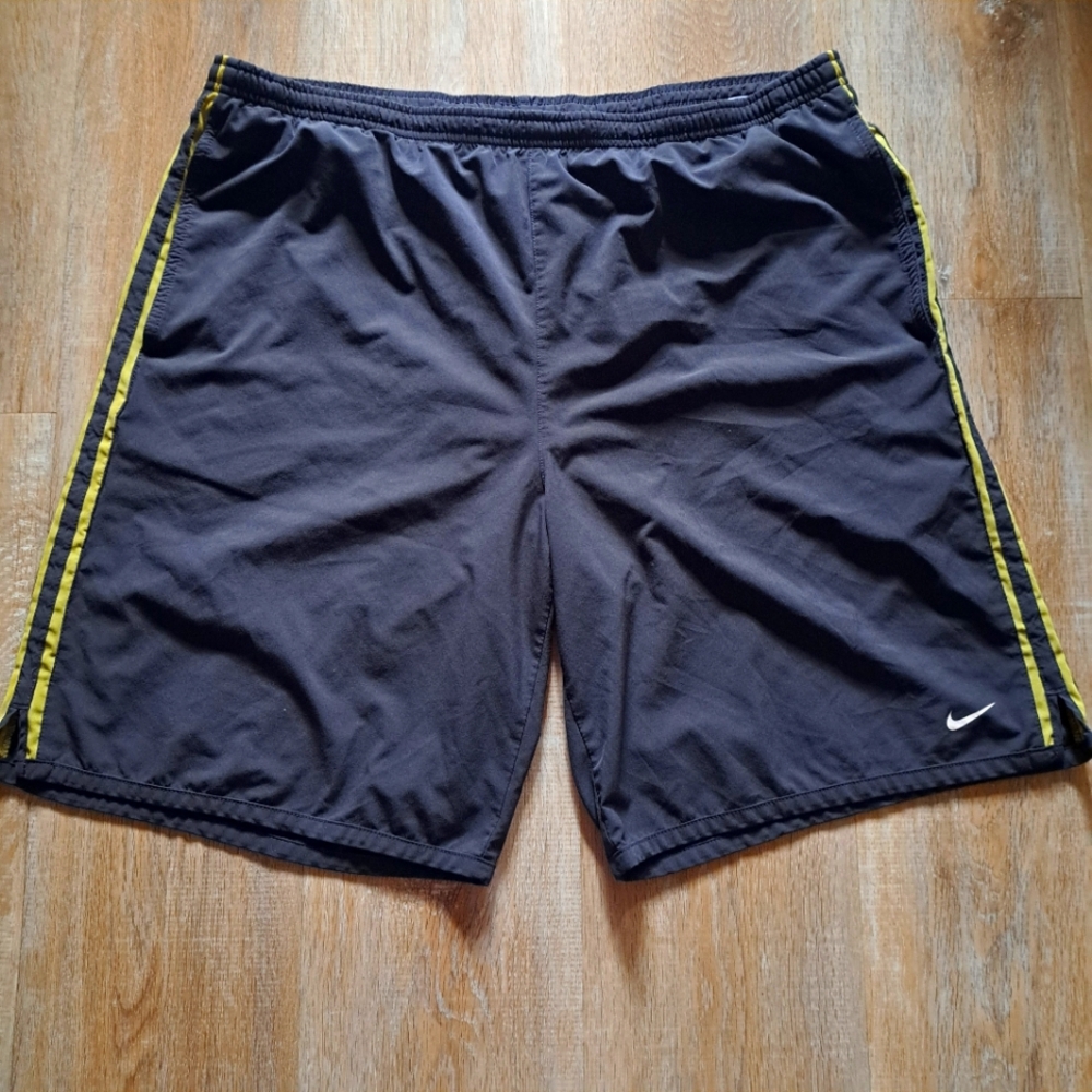 Nike Dri-Fit Casual Shorts Swim Trunks Gray Yellow Side Stripes Men's Size Large